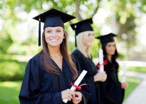 Диплом магистра Девушка на получении диплома магистра